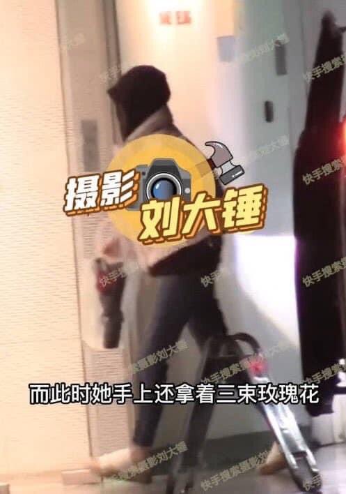 宋雨琦離開北京飛往韓國時,仍拿着玫瑰花。