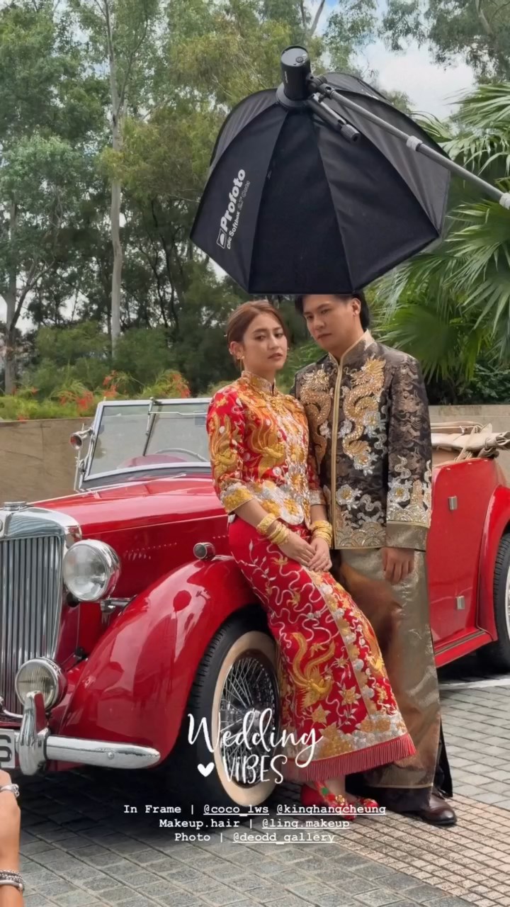 章景恆與太太靠在古董車前拍攝婚照。