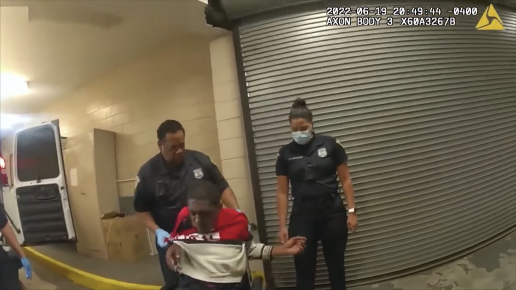 抵达警局后，考克斯（Randy Cox）被粗暴放上轮椅。 Youtube 