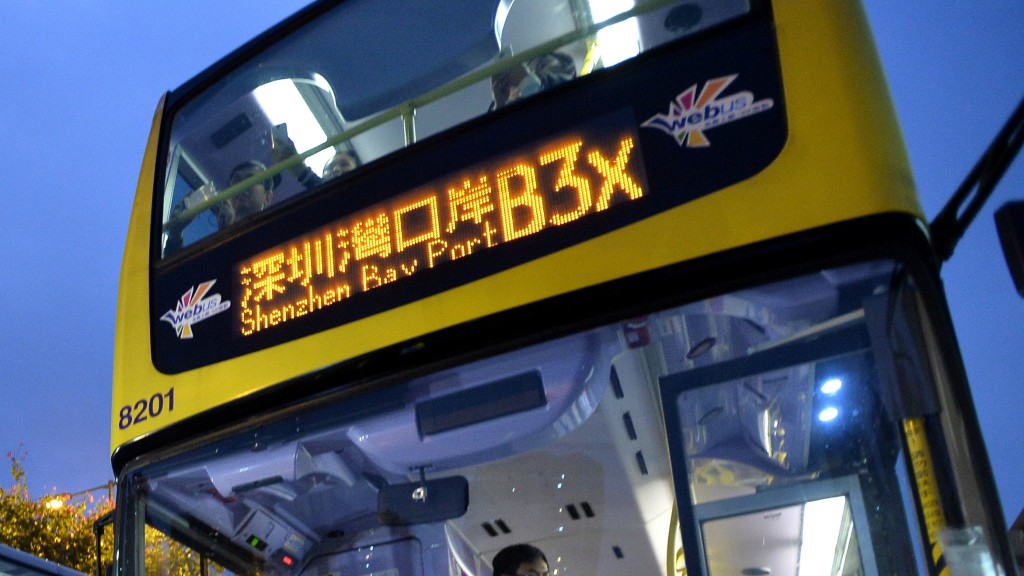 B3X過境巴上阿叔吹口哨 後生男不勝煩擾爆毆鬥 兩敗俱傷均被捕。資料圖片（非涉事巴士）