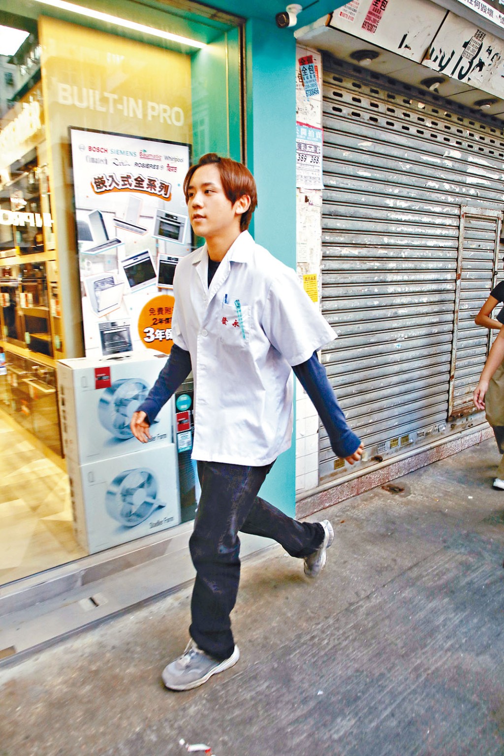 近乎素顏的姜濤,跟一身侍應服毫無違和感。