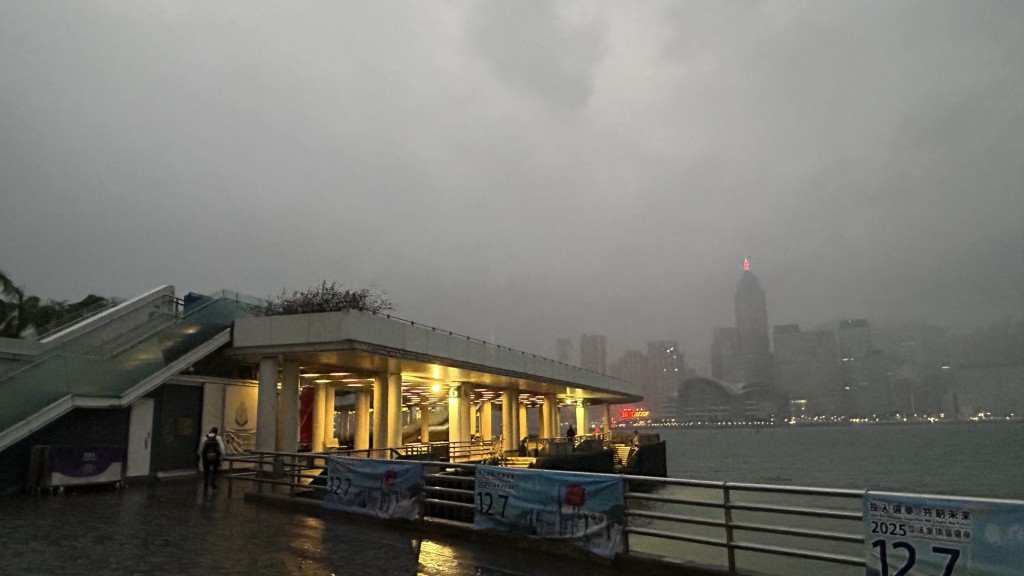 本港地區今日大致多雲,有幾陣雨。蔡楚輝攝 本港地區今日大致多雲,有幾陣雨。蔡楚輝攝