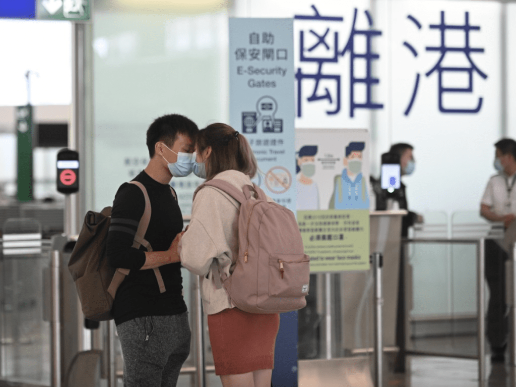 BNO移英港人日後在申請永居時，需符合與其他移民一致的更高門檻。