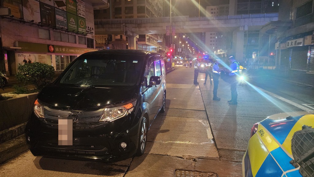 警察私家車擋風玻璃爆裂。黎志偉攝