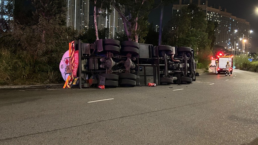 一輛載有石油氣的汽缸車,在青衣航運路3號迴旋處失控翻側。蔡楚輝攝 一輛載有石油氣的汽缸車,在青衣航運路3號迴旋處失控翻側。蔡楚輝攝