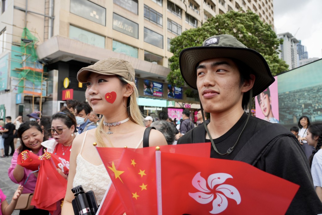 市民庆祝香港回归祖国27周年。