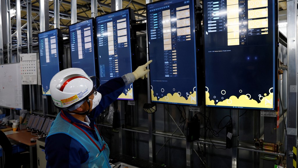 东京电力（TEPCO）工作人员解释海水及核污水过滤的监察系统。 路透社
