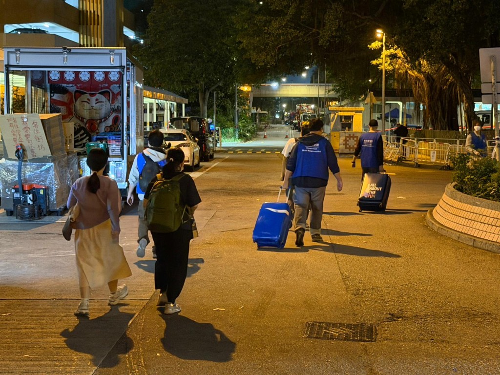 宏志閣的居民陸續返回家園取回重要財物。