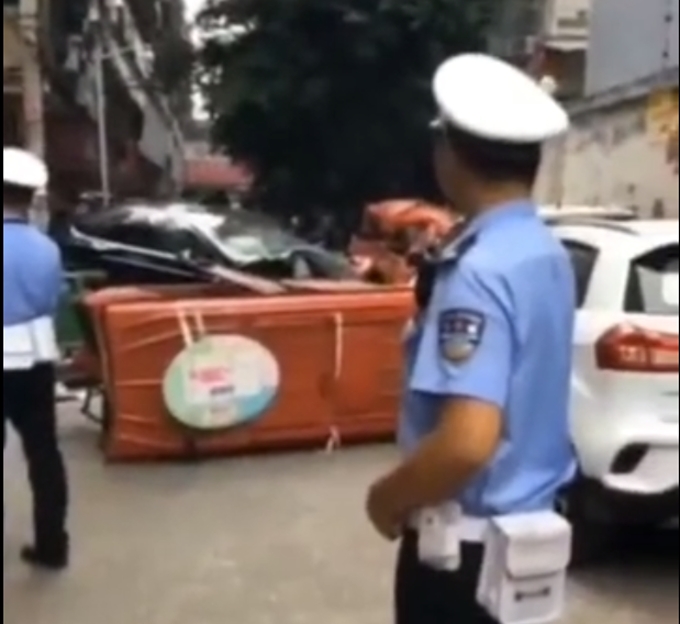 私家車連撞多車及路邊行人。網圖