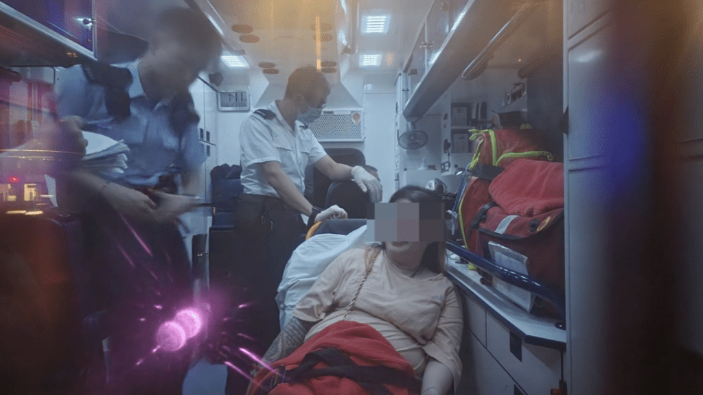 女子被帶上救護車,並向警員講述事件經過。黎志偉攝 女子被帶上救護車,並向警員講述事件經過。黎志偉攝