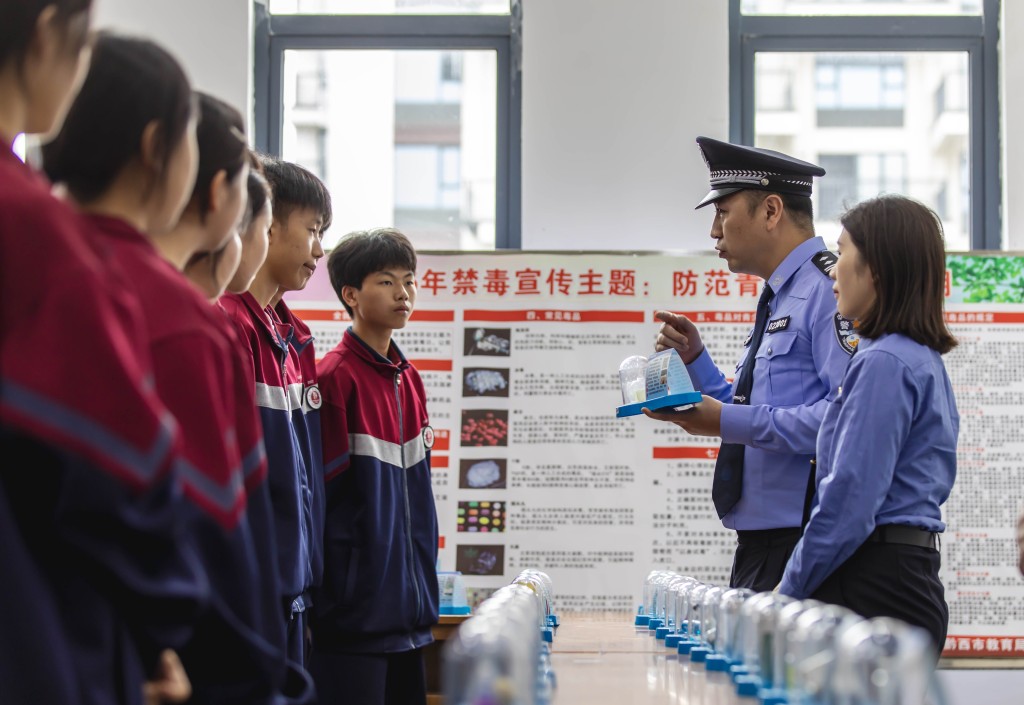 內地執法機構不時在校內進行禁毒宣傳。新華社