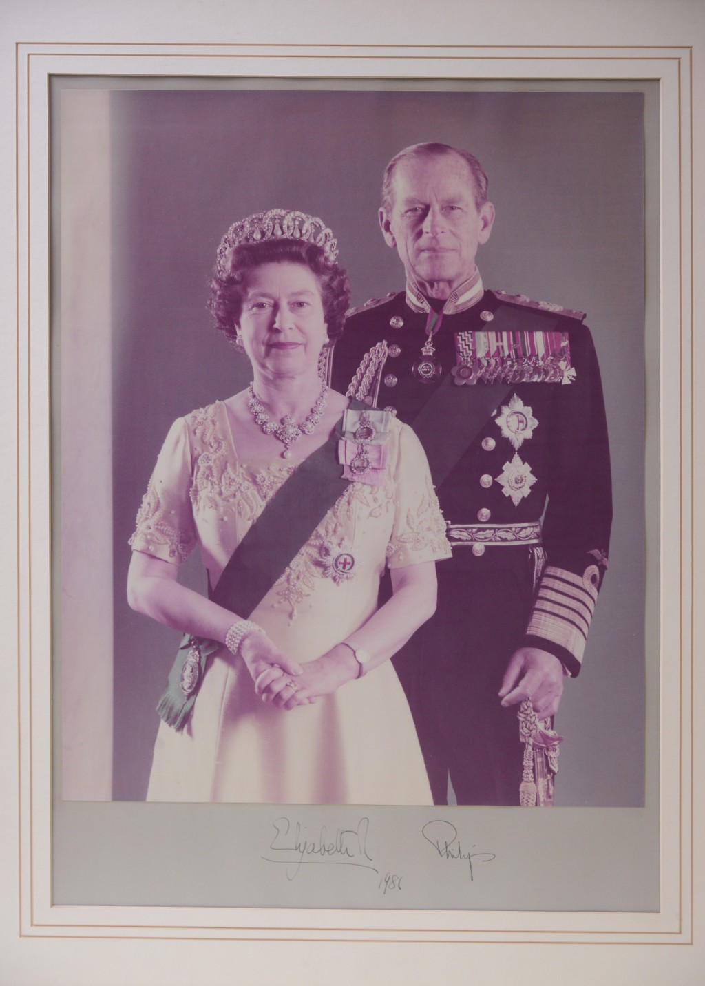 馬會獲御准、把曾接待英女皇的馬會廂房命名為「女皇廂房」、收藏英女皇與皇夫的親筆簽名合照。資料圖片
