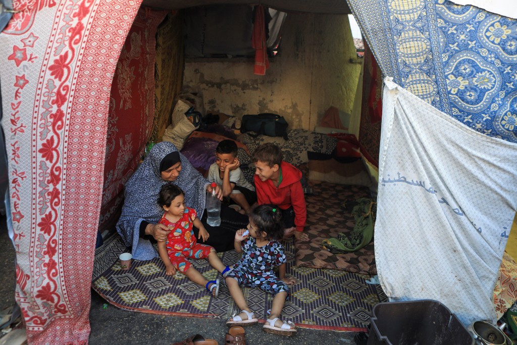 加沙城内民众流离失所，人道危机恶化。路透社