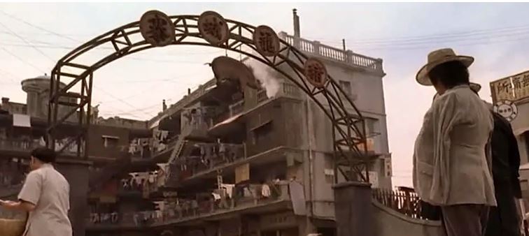 外界認為，上海隆昌公寓是周星馳《功夫》豬籠城寨原型。《功夫》劇照