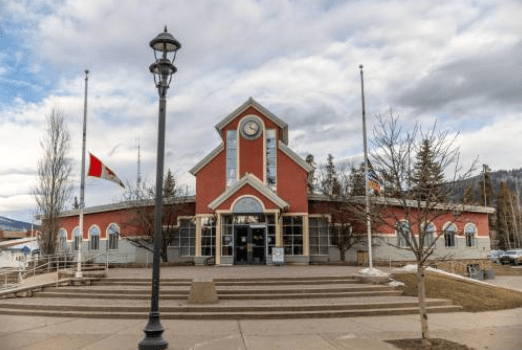 加拿大卑詩省東北部小鎮Tumbler Ridge日前發生嚴重校園槍擊案，連同槍手共9人死亡。法新社