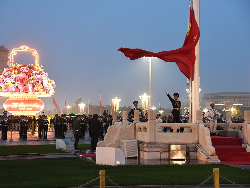 天安門廣場舉行國慶升旗儀式。新華社