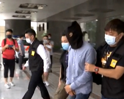 男子被帶走。澳廣視截圖