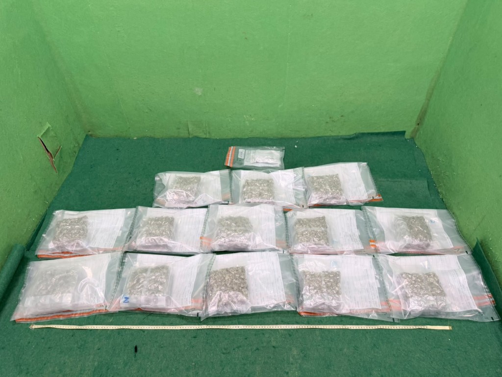 海關發現約重4公斤值85萬元的懷疑大麻花。 海關發現約重4公斤值85萬元的懷疑大麻花。
