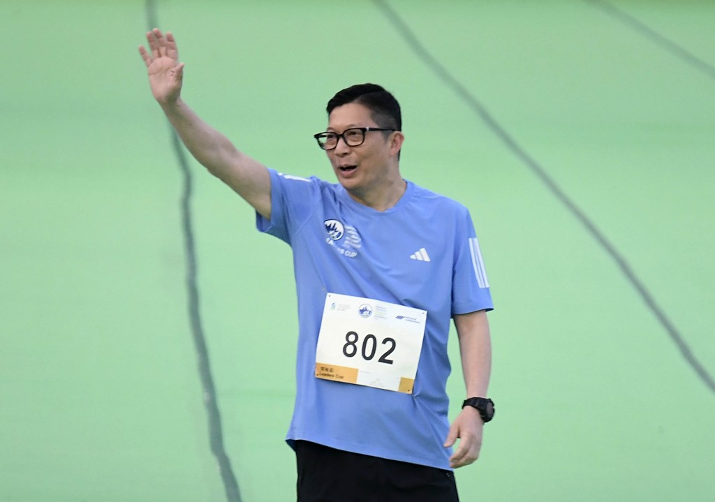 陳茂波、鄧炳強一同挑戰全長約2公里的短途賽事。