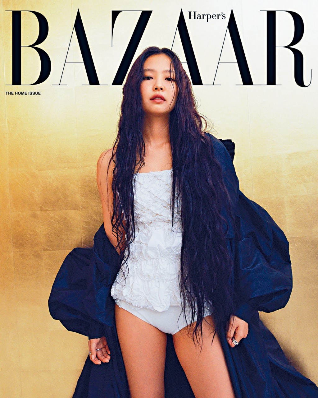 Jennie近日登上美版雜誌的封面,內頁有不少性感相及其新短髮造型。