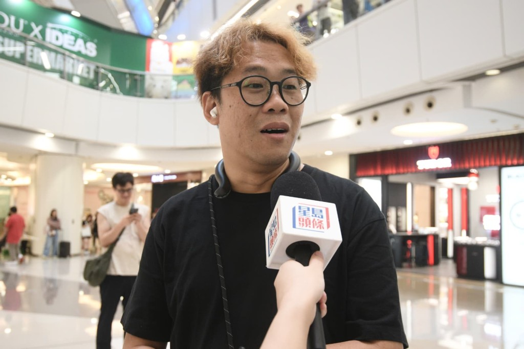 市民邱生邱先生則表示,打算感受一下氣氛便離開,會在商場裏「兜一圈再走」。 市民邱生邱先生則表示,打算感受一下氣氛便離開,會在商場裏「兜一圈再走」。