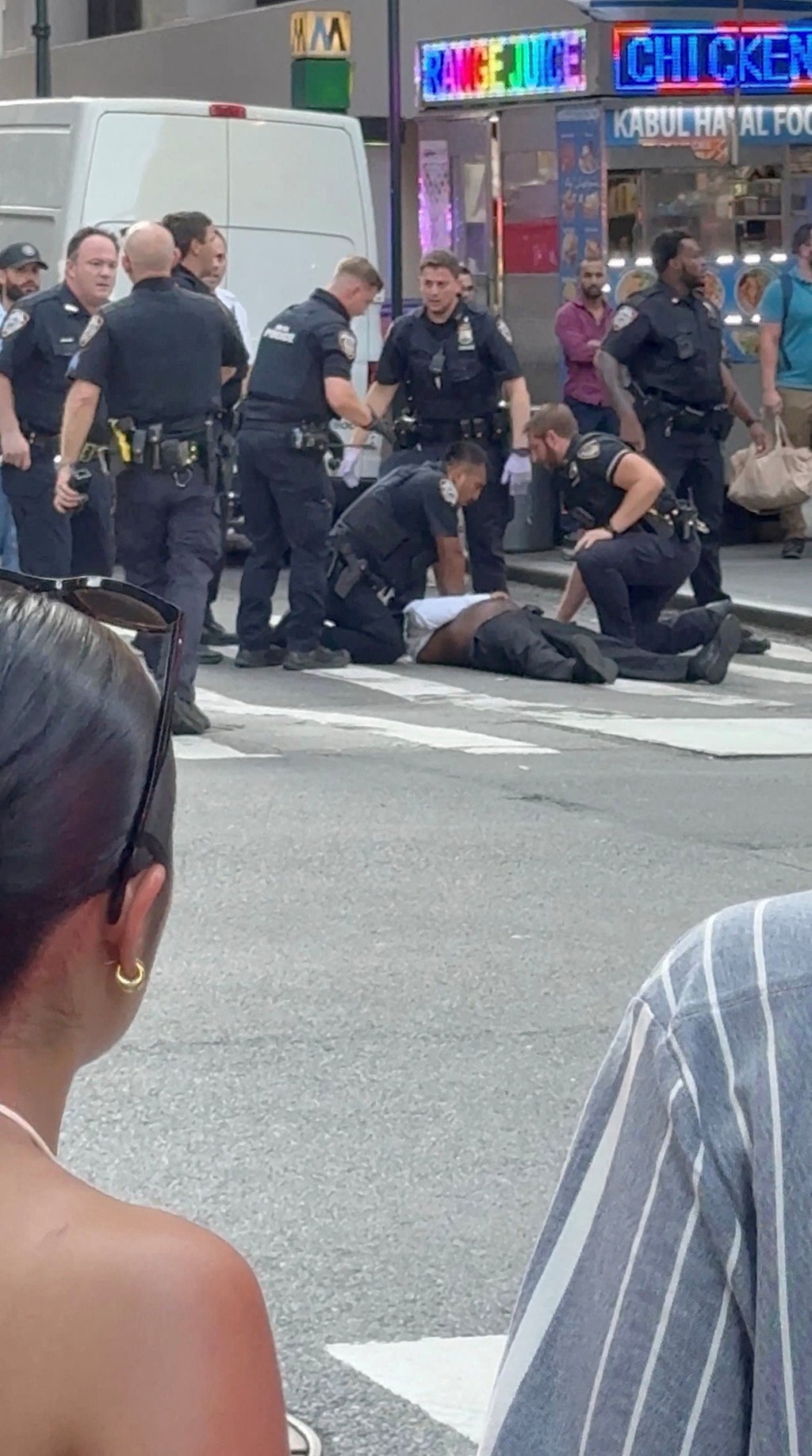 警員救治一名傷者。路透社