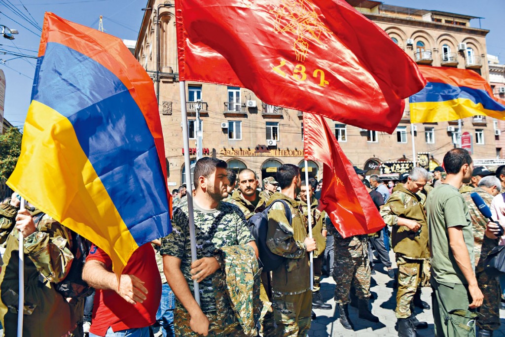 ■亚美尼亚民众周日参加招募志愿兵大会。