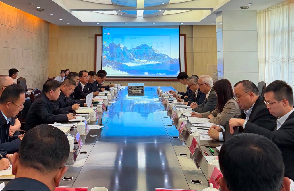 謝展寰(右四)出席由青海省人民政府副省長劉濤(左四)主持、青海省生態環境廳黨組書記董玉毅(左三)及其他相關部門官員參加的座談會,就拓寬兩地合作交換意見。 謝展寰(右四)出席由青海省人民政府副省長劉濤(左四)主持、青海省生態環境廳黨組書記董玉毅(左三)及其他相關部門官員參加的座談會,就拓寬兩地合作交換意見。