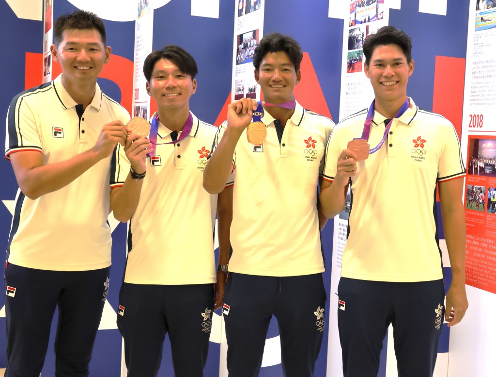 亚运高球铜牌功臣黑纯一（左至右）、伍城锋、许龙一及张雄熙。 本报记者摄