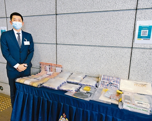 ■高級督察廖秉科展示緝獲的毒品及證物。