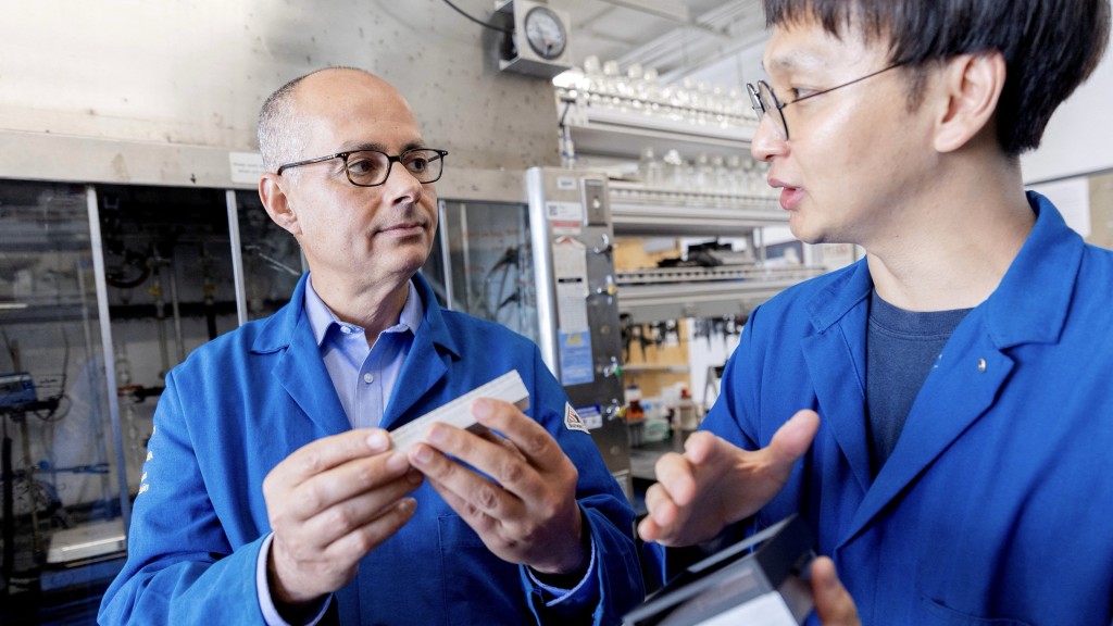 亚吉和他的学生。 美联社 亚吉和他的学生。 美联社