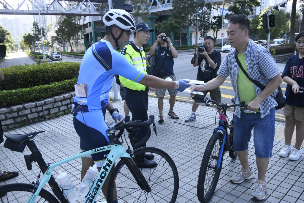 警方呼籲市民騎行單車時應佩戴安全頭盔和避守交通規則。