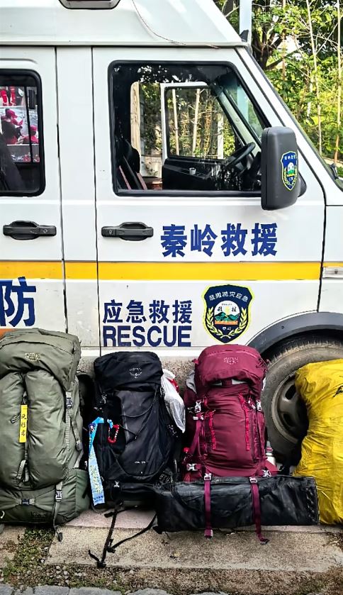 有非法穿越秦嶺的遇難者家屬，控告參與搜索的義務救援隊，引起社會關注。抖音＠餅乾:等等我