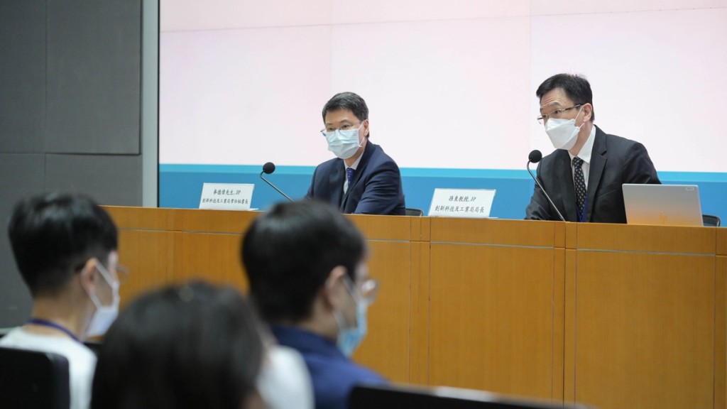 孫東（右）在座談會上主講。政府新聞處圖片