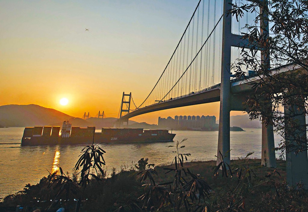 受青马大桥通航高度限制，巨型货柜轮需「兜弯」进码头。　