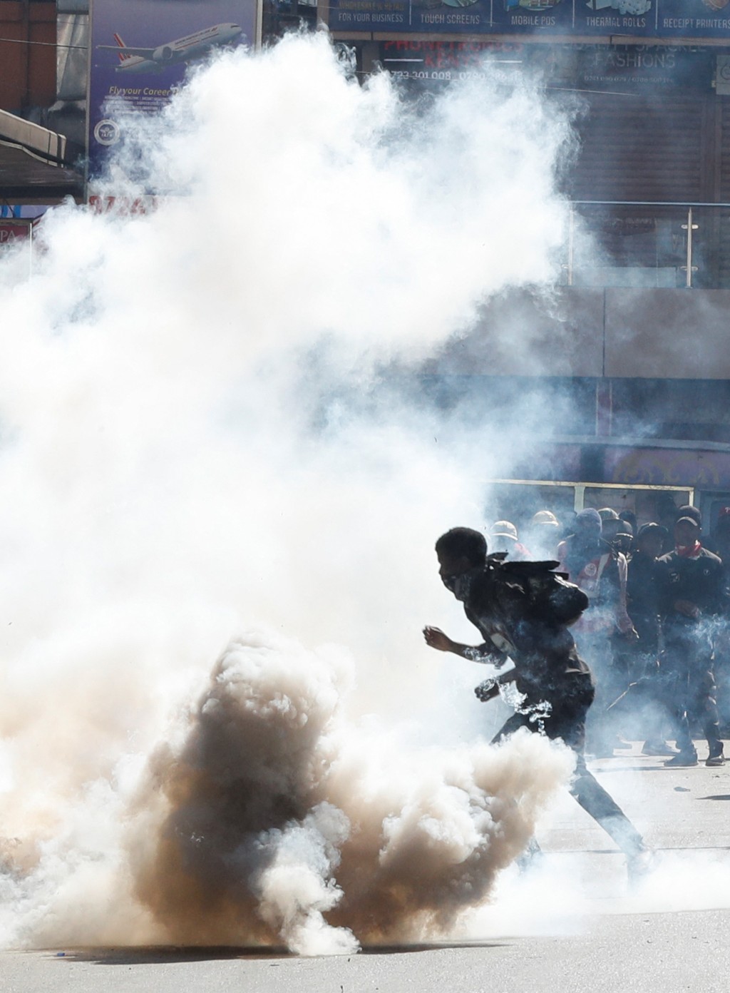 肯尼亚警方施放催泪弹。（路透社）
