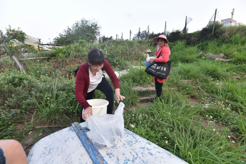 李女士(右一)表示今天收獲有九爪螺,海膽,蠔仔。