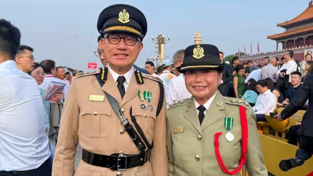 海關關長陳子達(左)、紀律部隊評議會主席團海關代表盧凱詩(右)出席紀念大會及閱兵儀式。海關fb