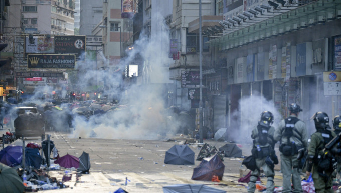 2019年11月發生理大衝突事件大批示威者響應號召上街與警對峙。資料圖片