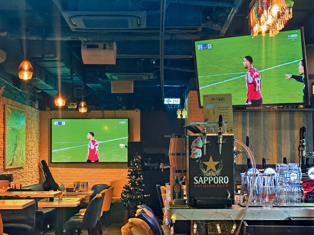 海關人員突擊檢查涉案餐廳之際，電視正播放英超利物浦對修咸頓的直播球賽。