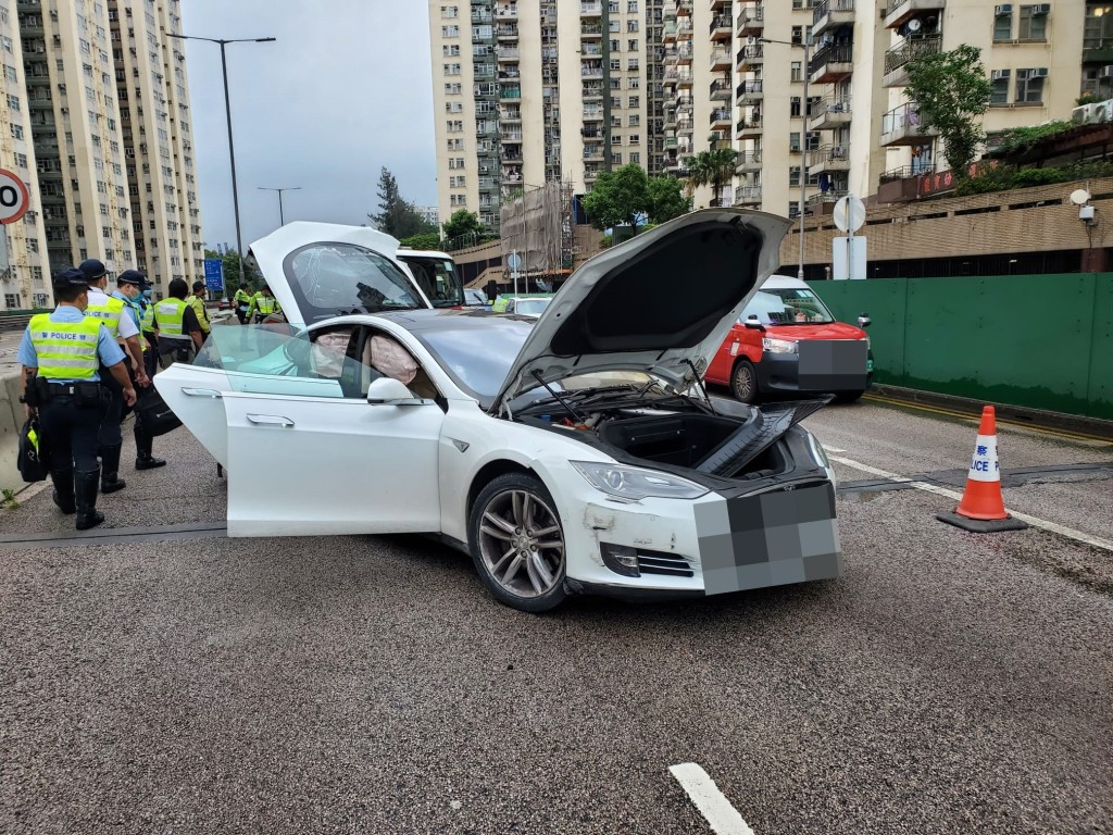 涉事Tesla車尾嚴重損毀。