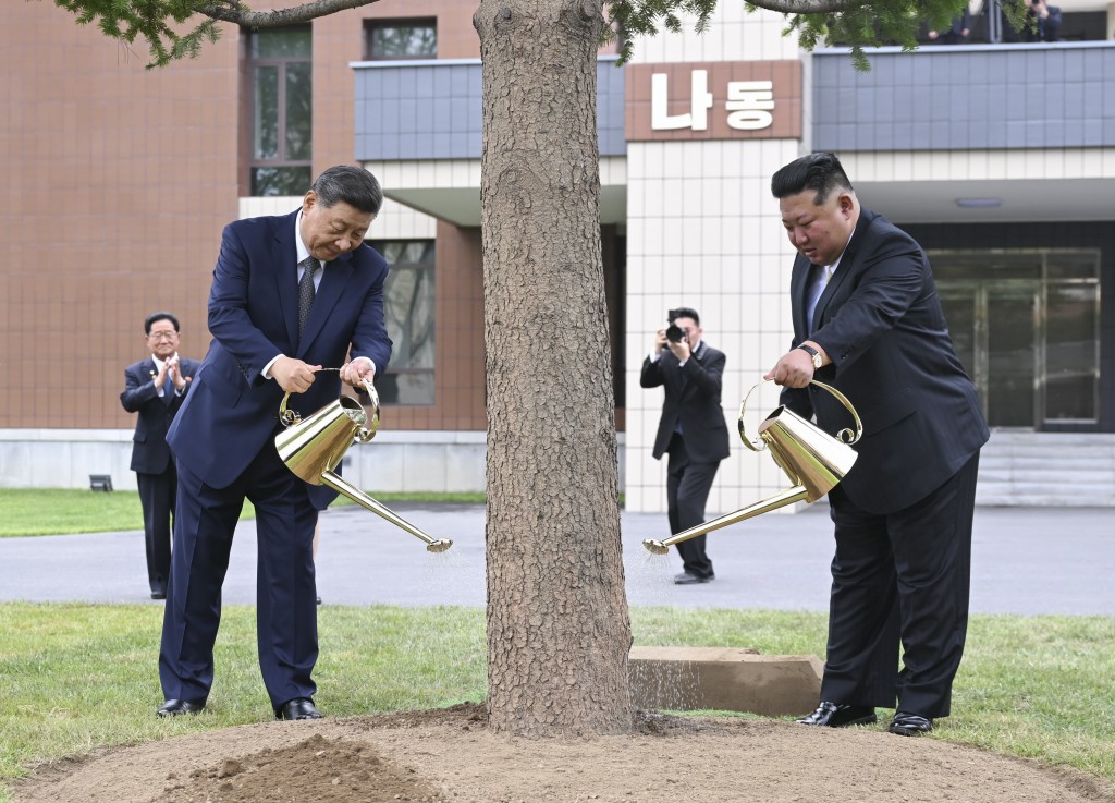國家主席習近平在金正恩陪同下，參訪朝鮮勞動黨中央幹部學校。新華社