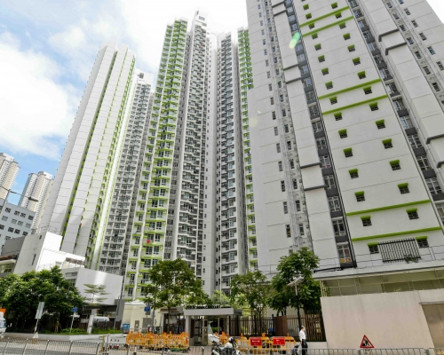 尚翠苑高層戶呎售14396元，膺綠表居屋王。