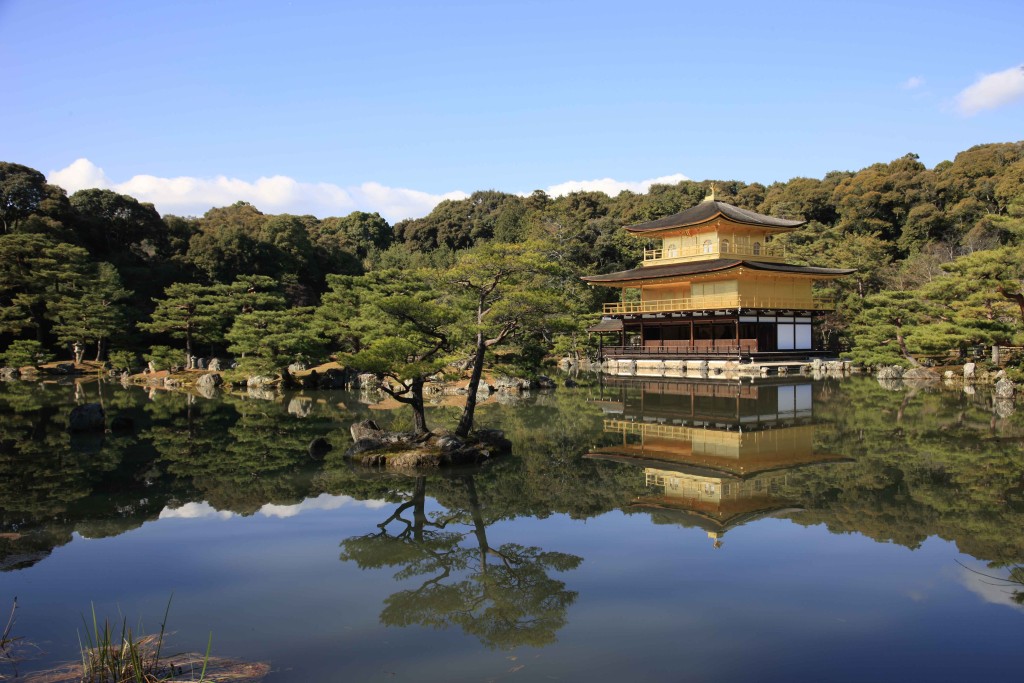 金阁寺是黄金打造，已成为游客打卡之地。