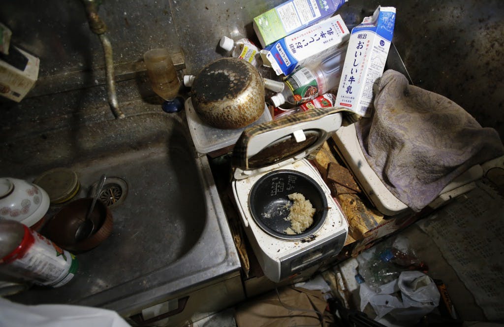 「孤獨死」居住的房間煮食區一片零亂。　路透社