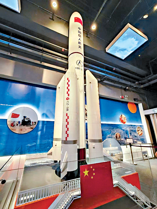 在國家安全展覽廳展出的長征五號B運載火箭模型，頗吸引眼球。
