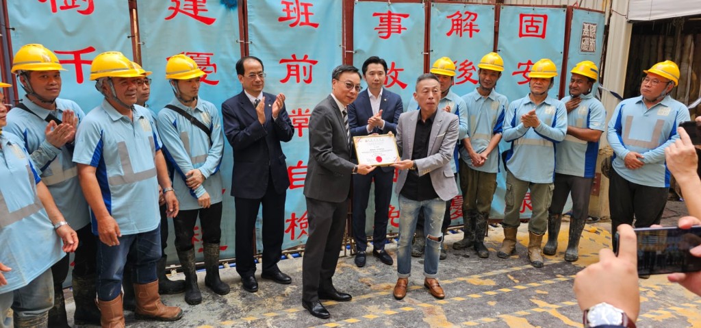 一班英勇地盘工人，上周五获香港建造商会颁发奖状表扬。