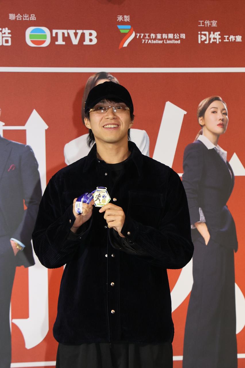 吳業坤昨早和太太一起跑完馬拉松，晚上出席《新聞女王²》慶功宴，他帶埋獎牌到場。