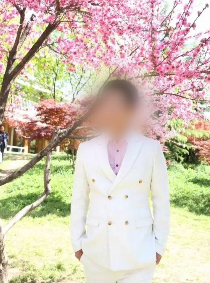 被告將苗苗打至昏迷，再扔落十多米高土崖將妻子殺死。