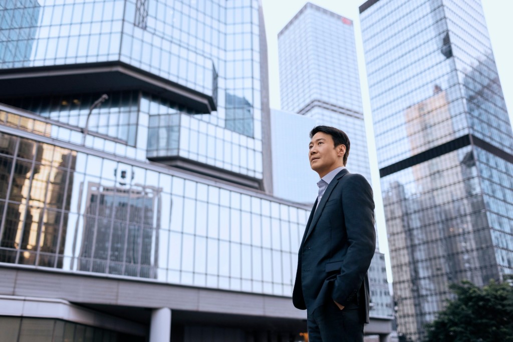 Leon亦有为今次广告推出新歌《超平凡人的主题曲》。